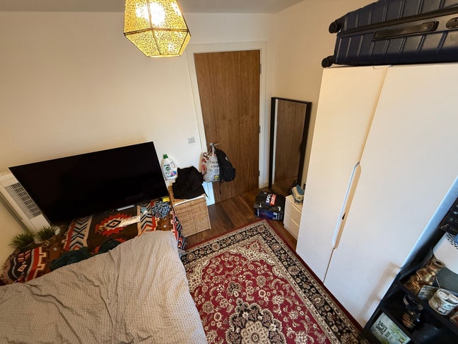 Looking for friendly (preferably LGBT) flatmate Main Photo
