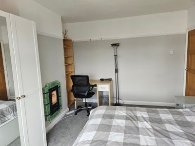 Double Room - quiet house with easy City commute Main Photo