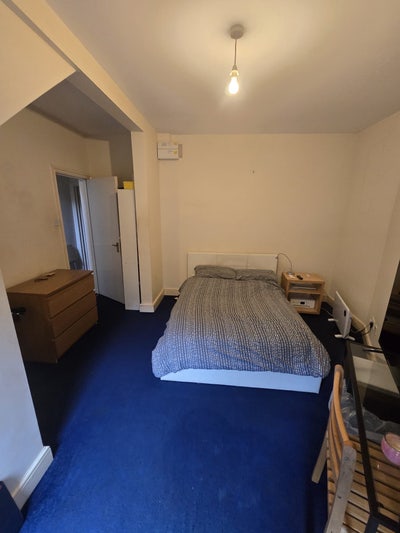 Nice room with private outdoor patio  Main Photo