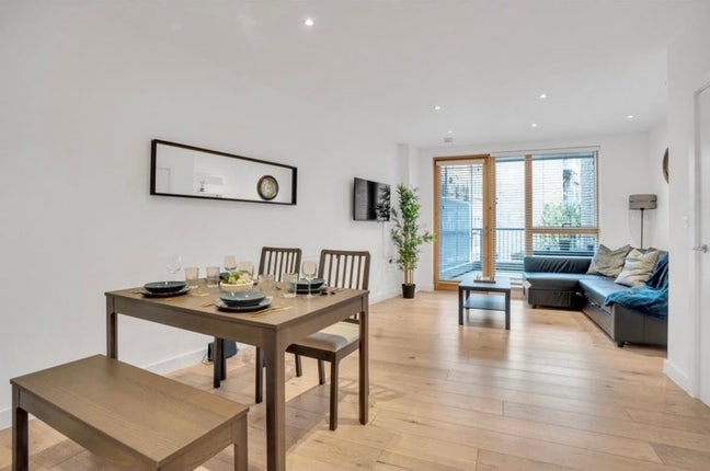 Beautiful Modern 2 Bed Flat Fully Furnished  Main Photo