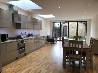 Large Rooms in Beautiful House in Southfields Main Photo