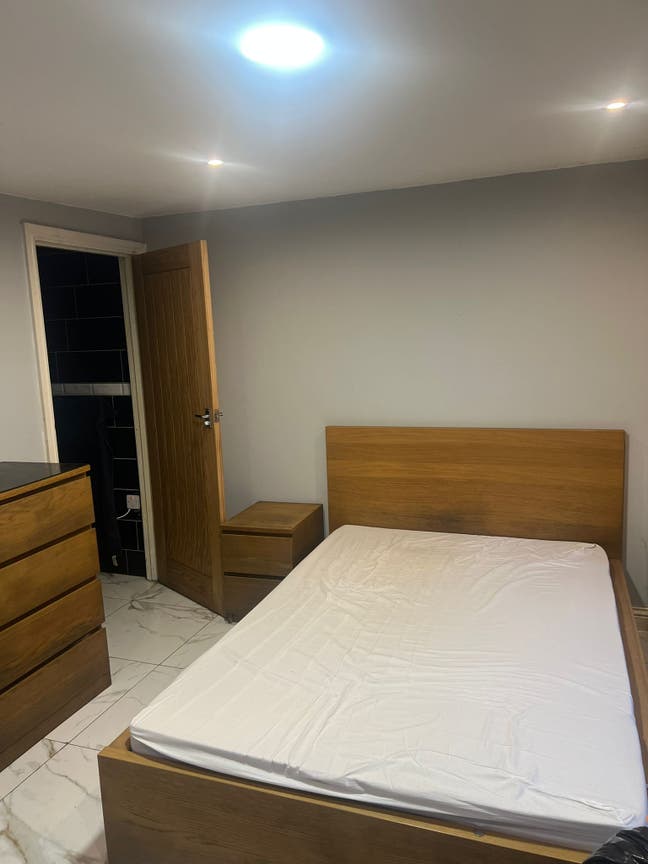 Two Rooms to Let  Main Photo