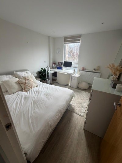 Room with en-suite  Main Photo