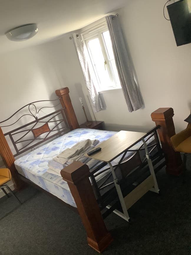 Small self contained Bedsit Main Photo