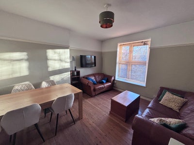 Great 4 bed, equal sized rooms Main Photo