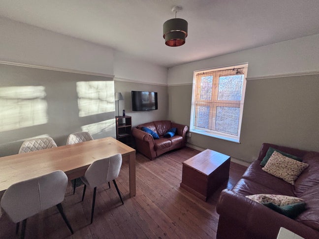 Great 4 bed, equal sized rooms Main Photo