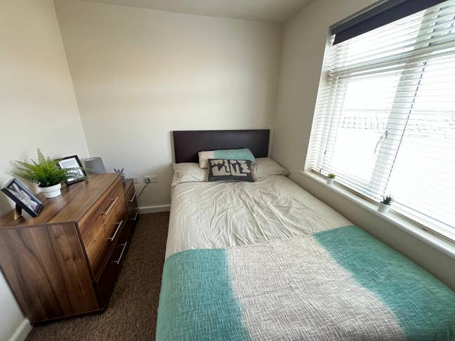 Friendly 🤗 Amenities 🛒 Parking 🅿️  Convenience 🚌 Main Photo