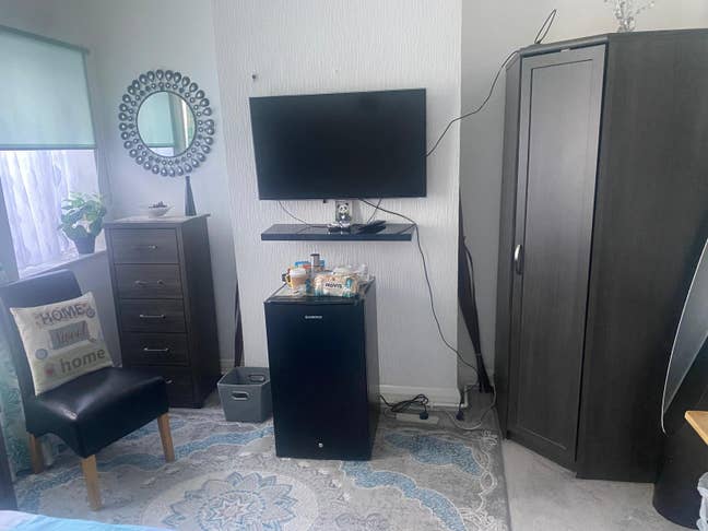 Cozy double bedroom in family home Main Photo