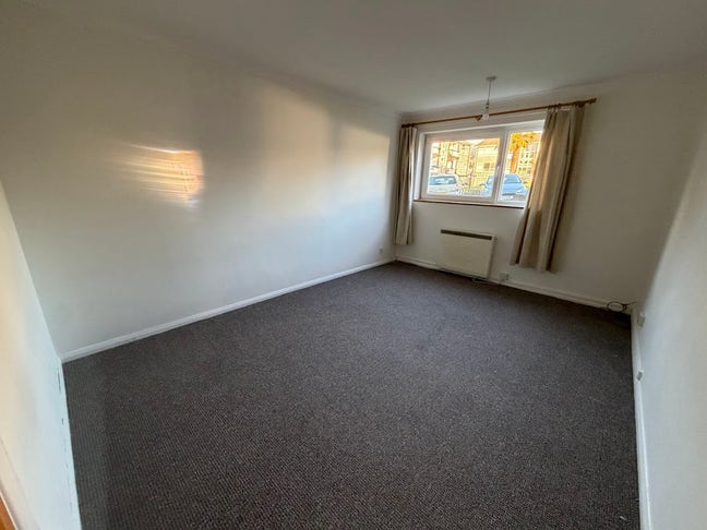Large unfurnished room in ground floor flat  Main Photo