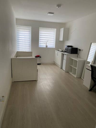 1 double bedroom- En-suite, own entrance & garden Main Photo