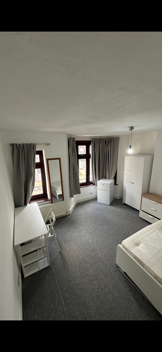 1 Single & 1 DBL Room near Barking/ Bills Included Main Photo