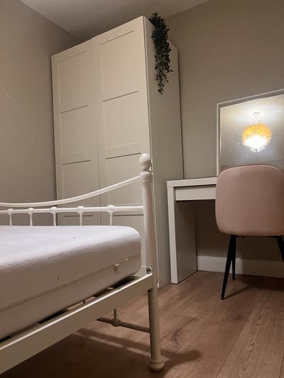 Lovely bright double furnished room available  Main Photo