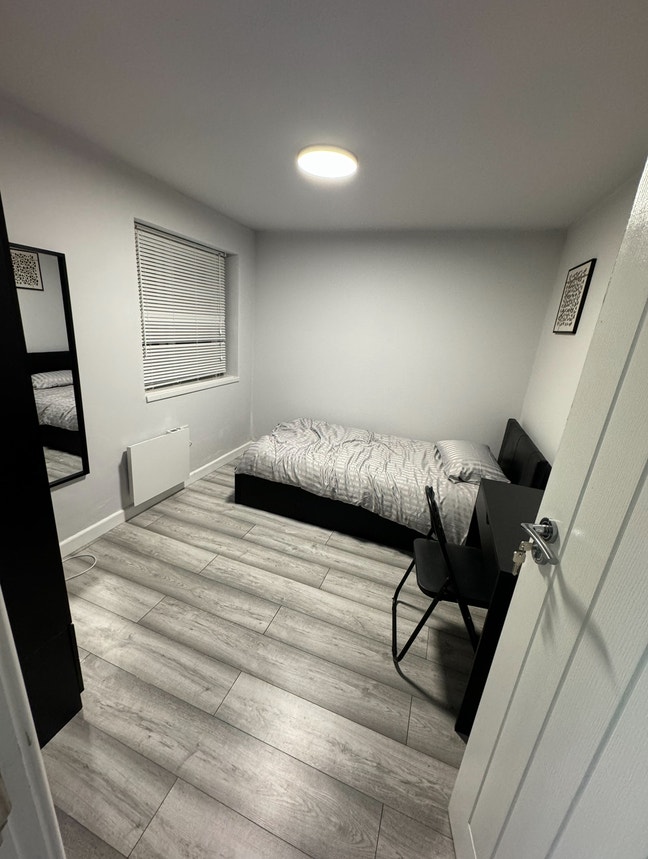 Furnished large room - All bills included! Main Photo