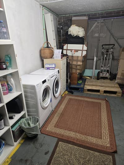 Very large bed room with setting erea  Main Photo