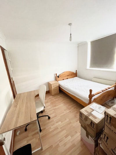 Large Double Room  10 min walk to Whitechapel tube Main Photo