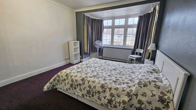 Spacious double room to rent in Romford Main Photo