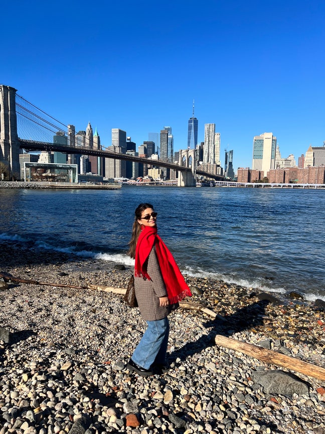 25F looking for short-term stay in London (April) Main Photo