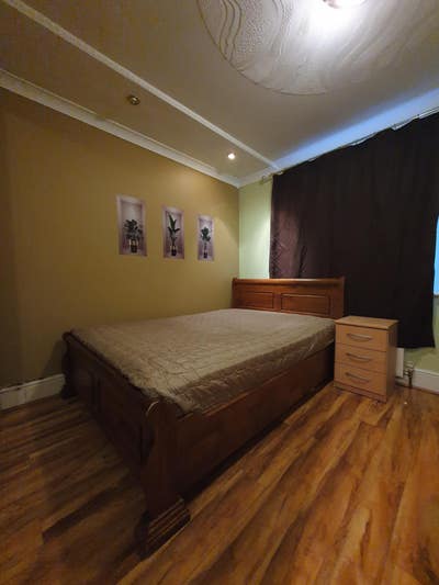 Cosy double room near FELTHAM High Street Main Photo