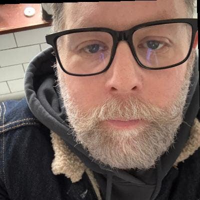 Professional Male seeks a double room Main Photo