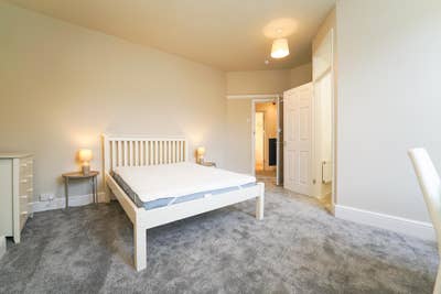 A large en suite room. All bills included. Main Photo