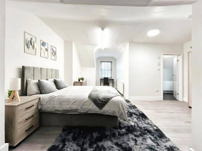 Modern Xlarge Double Ensuite room available  Main Photo