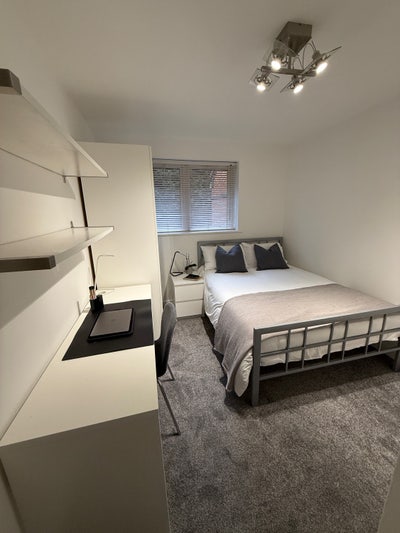 Large Double Rooms Next to QMC & UoN Main Photo