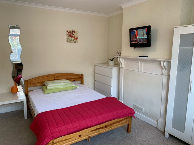 Super huge room Town Centre 13 March &pound;635/m Main Photo