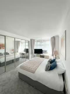 🌿 Elegant & Peaceful Super King Room Brentford 🌿 Main Photo