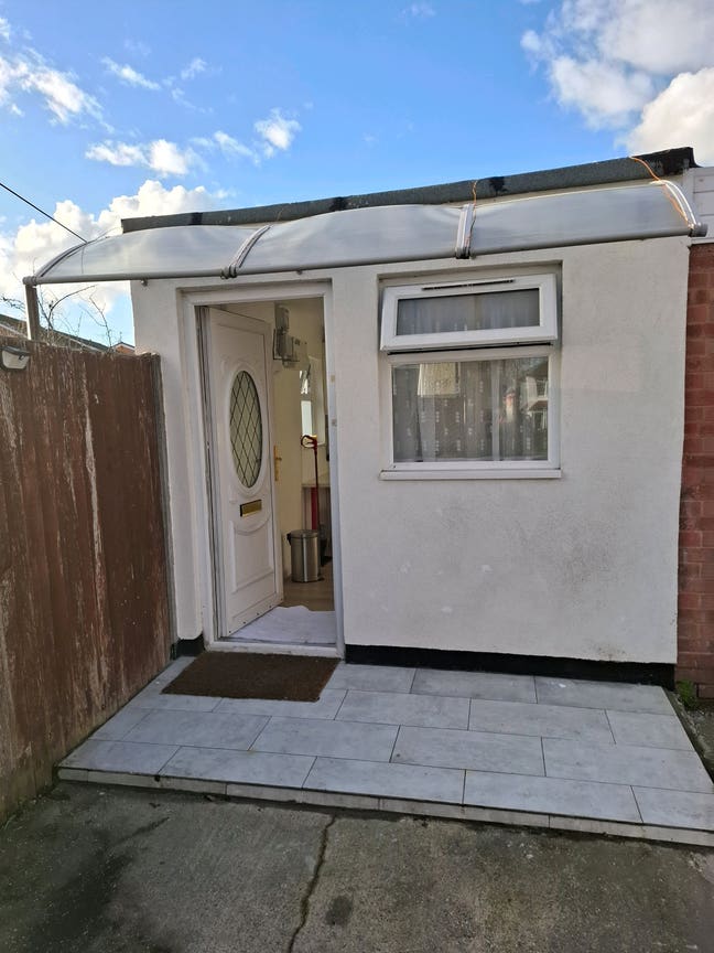 Premium Ground Floor 1-Bed Flat | Private Entrance Main Photo