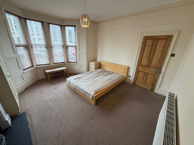 Very Big Double Bedroom, Bills Included!  Main Photo