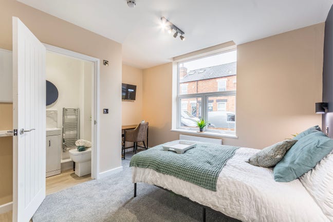 📍Brand New STUDIO with Driveway📍 Main Photo