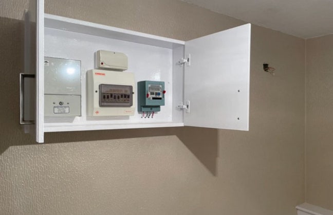 Pimlico bedsit with shower and cooking facilities  Main Photo