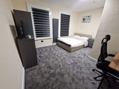 🚨 Large Ensuite Room for couple Available Main Photo