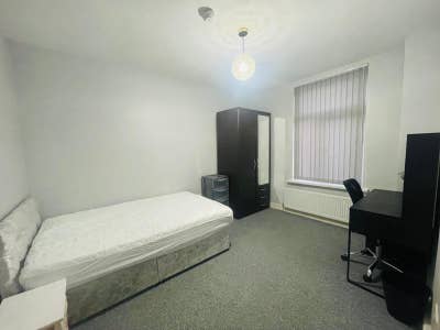 Large Double spacious size bedroom available Main Photo
