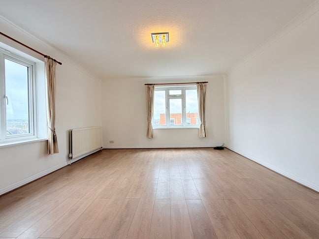 8TC - Newly Renovated 2-BED FLAT (2nd Floor) - NW4 Main Photo