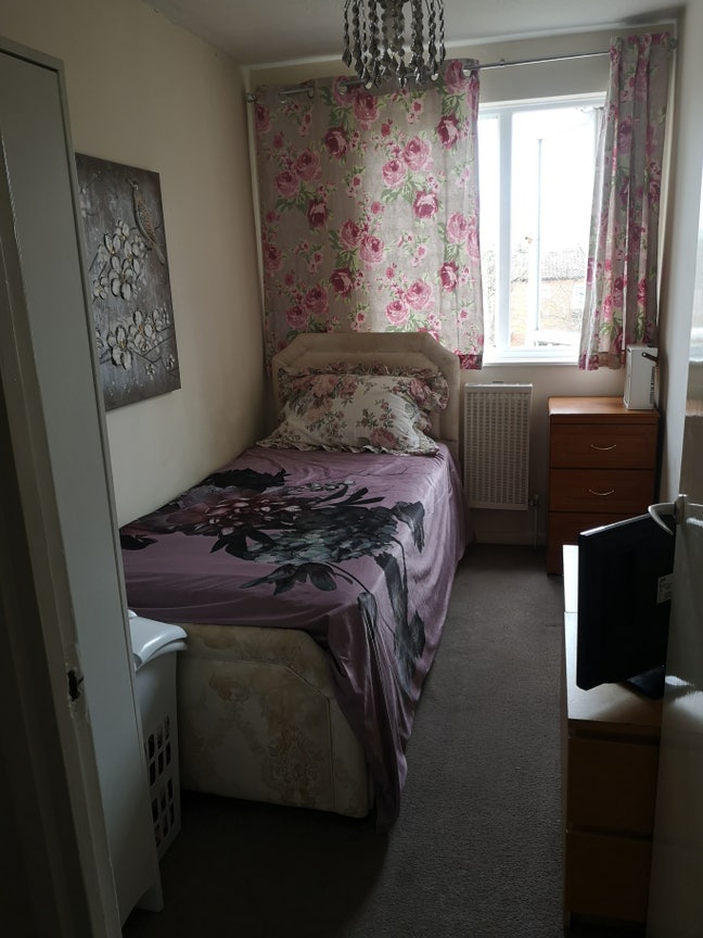 Single room in a good house  Main Photo