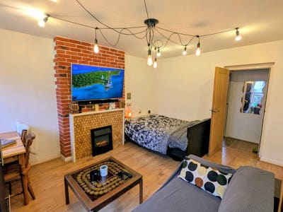 Doublebroom in flatshare with a couple Main Photo