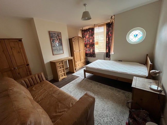 Large double room opposite Southmead Hospital Main Photo