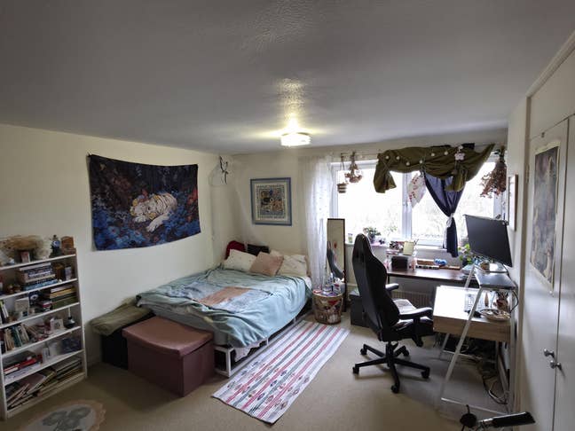 Large bedroom in friendly Hove flatshare Main Photo