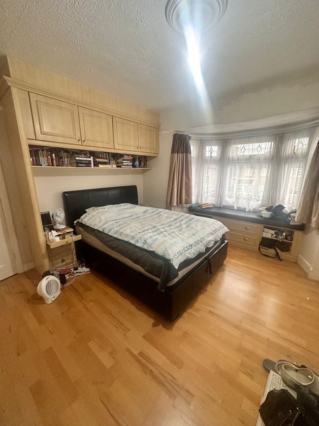 A Room to Let  (2 rooms available)  Main Photo