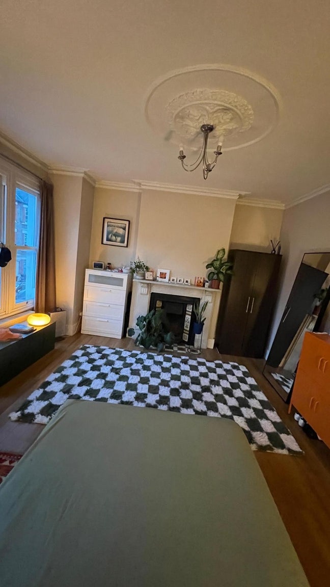 Huge double room in Clapham North Main Photo