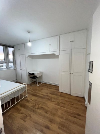 Newly Painted Cosy Double Bedroom Main Photo