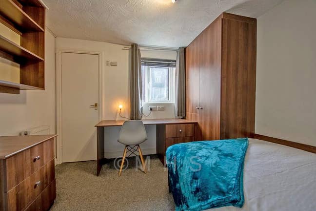 Short Term Let, Double room w/ spare office and en Main Photo