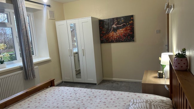 Lovely medium room in good area  Main Photo