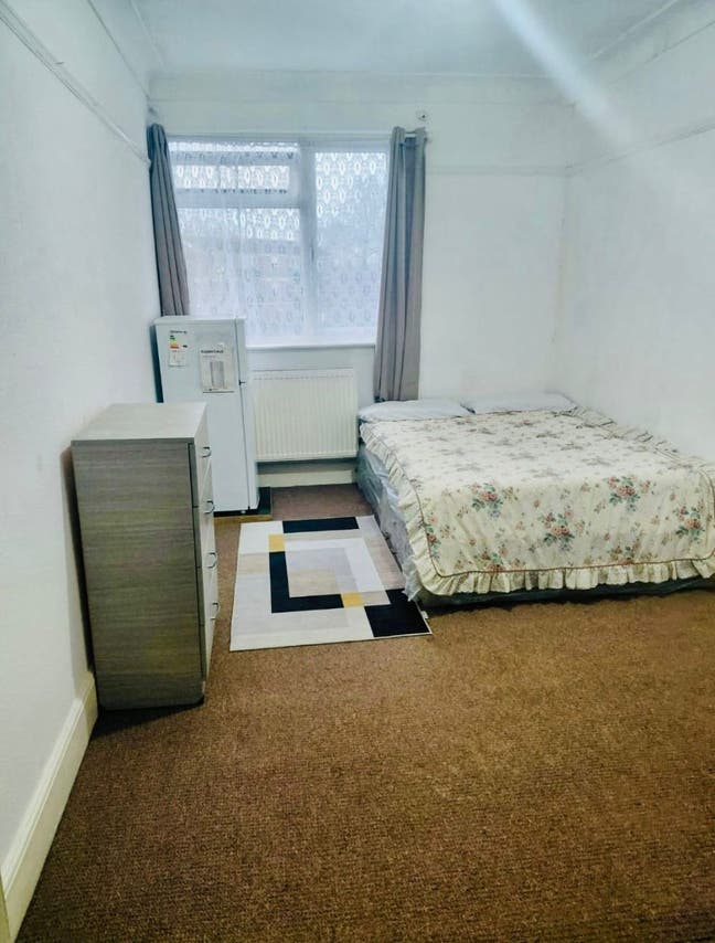 Large Double Room to Let, Hayes, Middx Main Photo