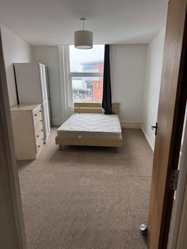 Spacious 4-Bedroom Flat in Central Location!  Main Photo