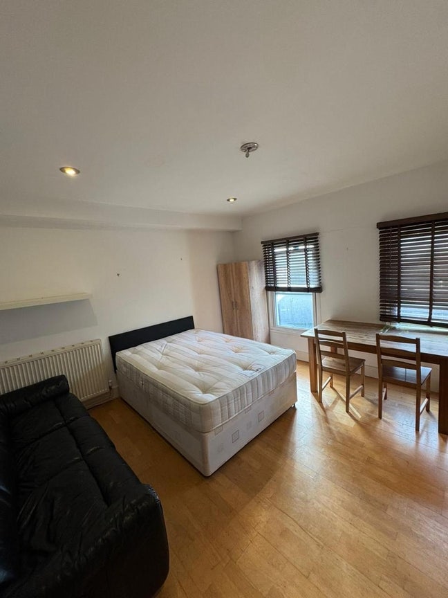 Double room avaliable to rent in Old street Main Photo