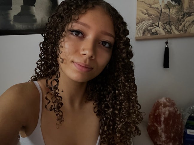 Female in search of a homely, relaxed place. Main Photo