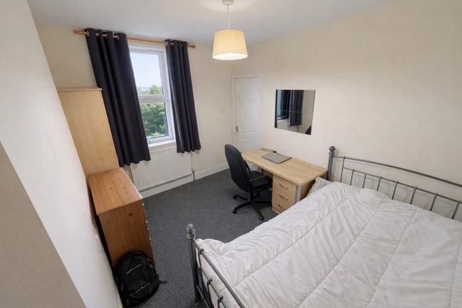 Room in leamington- available immediately  Main Photo