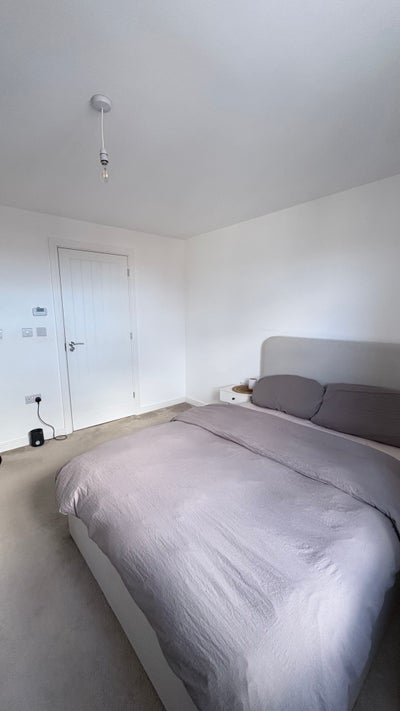 Generous double room with en-suite(WellesleyGU11)  Main Photo